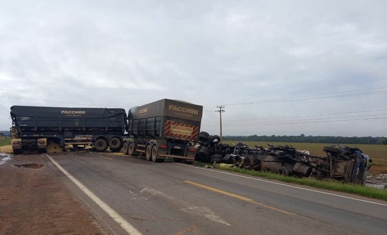 Caminhoneiro escapa da morte após grave acidente envolvendo carreta e caminhão-tanque na BR-163