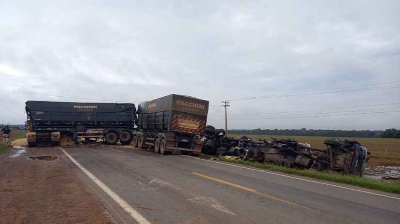 Caminhoneiro escapa da morte após grave acidente envolvendo carreta e caminhão-tanque na BR-163