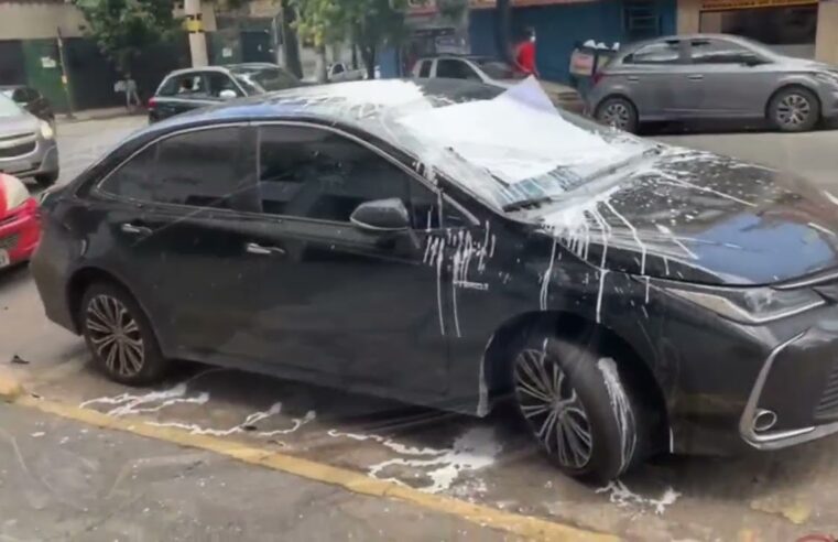 Carro estacionado em frente a garagem é vandalizado com tinta e tem pneus furados