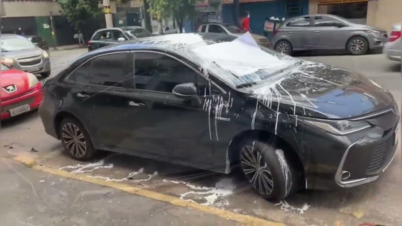 Carro estacionado em frente a garagem é vandalizado com tinta e tem pneus furados