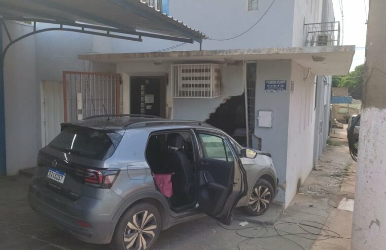 Médica bate carro em prédio de locadora; foram 3 acidentes em VG