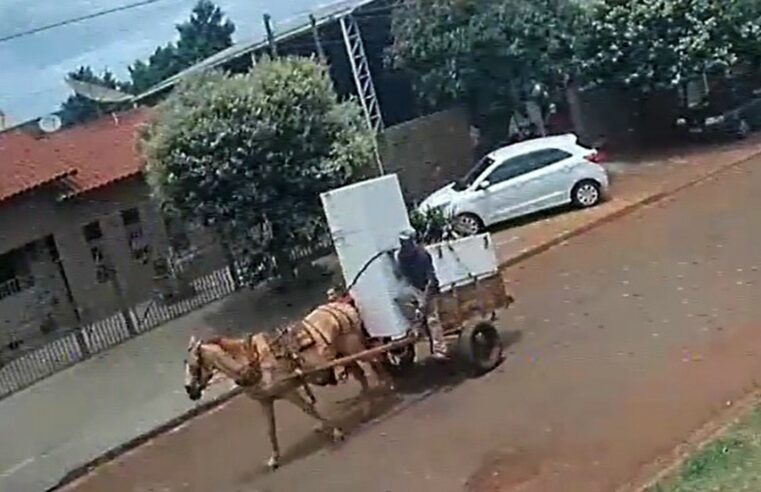 Suspeitos fazem arrastão em igreja e fogem com geladeira em carroça em plena luz do dia