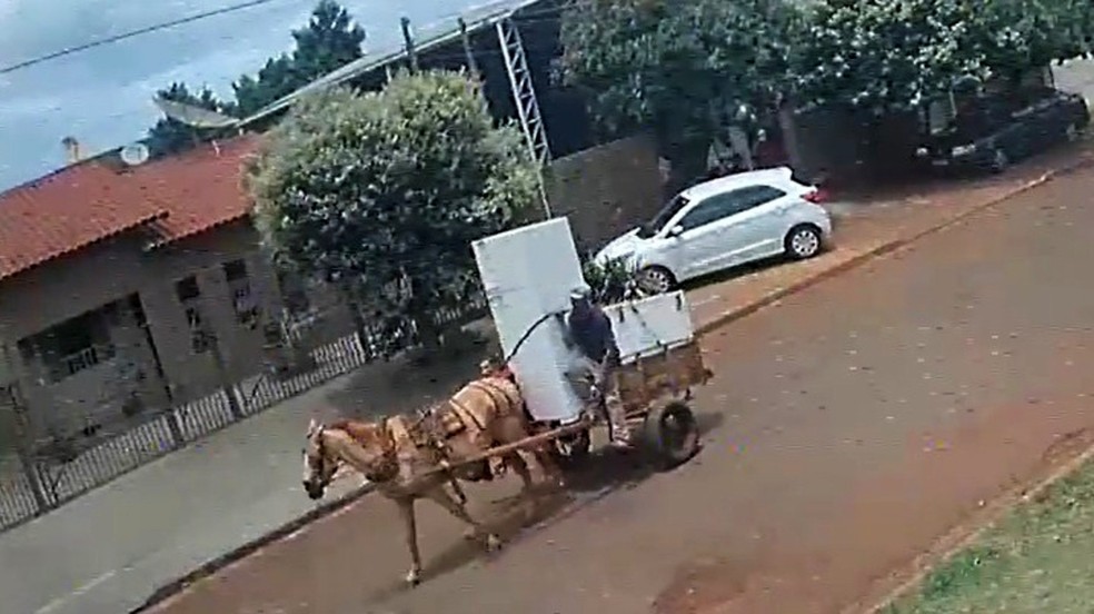 Suspeitos fazem arrastão em igreja e fogem com geladeira em carroça em plena luz do dia