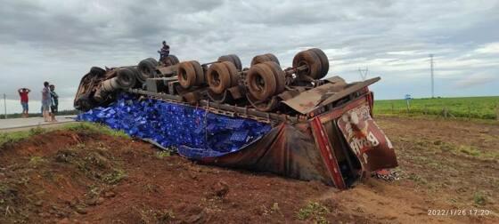 Carreta carregada de cerveja sai da pista e tomba na BR-163