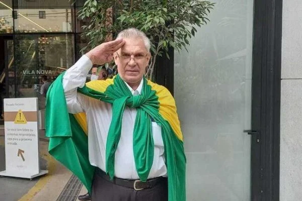 Eleitor vai a hospital em SP entregar carta de melhoras para Bolsonaro