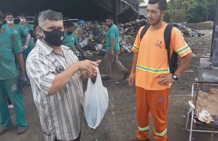 Gari devolve dinheiro encontrado em sacola jogada no lixo por engano em Novo Hamburgo