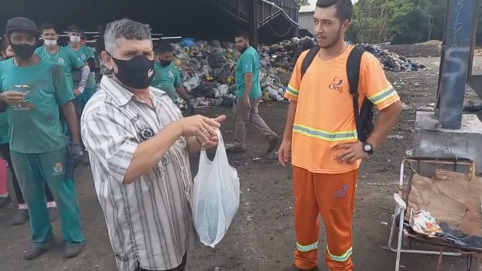 Gari devolve dinheiro encontrado em sacola jogada no lixo por engano em Novo Hamburgo