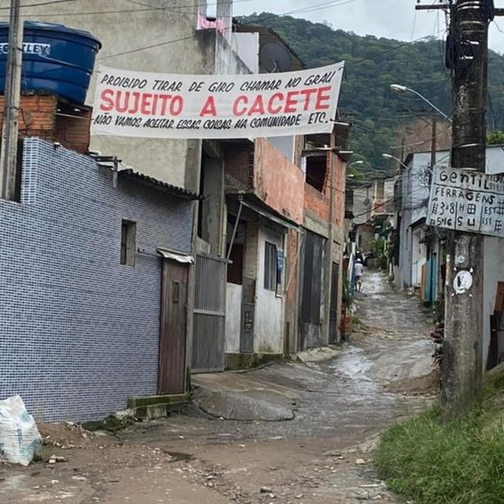 14 cidades de SP têm faixas de facção ameaçando dar ‘cacete’ em motociclistas barulhentos em comunidades; polícia investiga