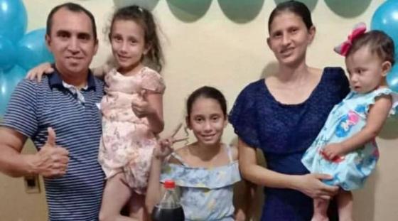 Carreta capota e família inteira morre presa às ferragens