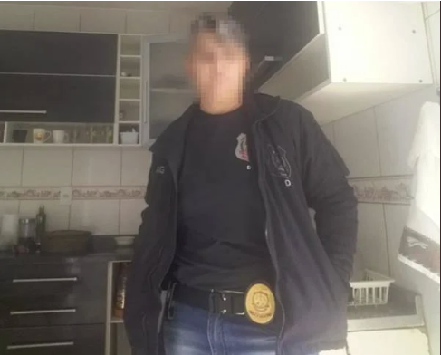 Faxineira furta delegacias e posta foto fingindo ser policial