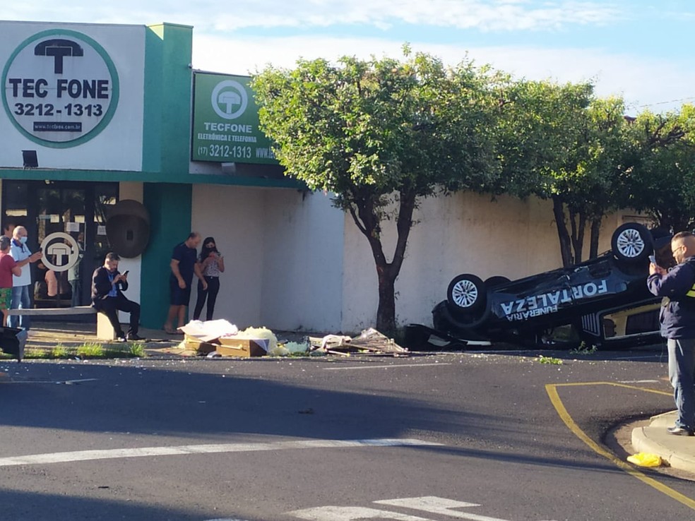 Caixão é arremessado e destruído em batida de carro funerário