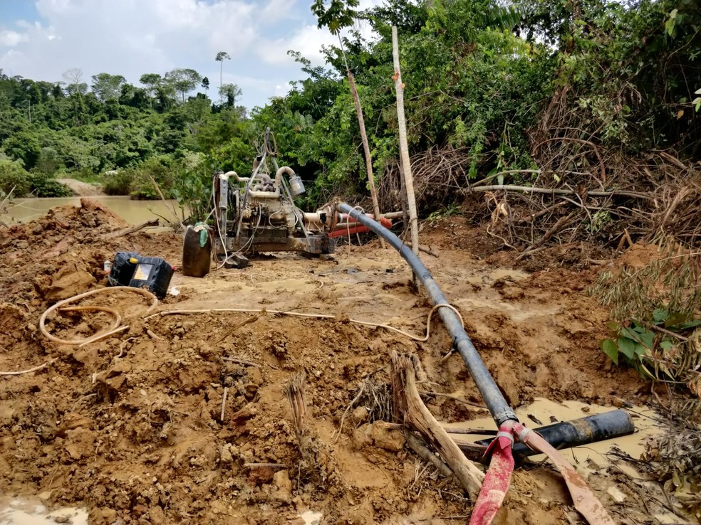 Garimpeiros “ostentam” ouro retirado de serra em MT