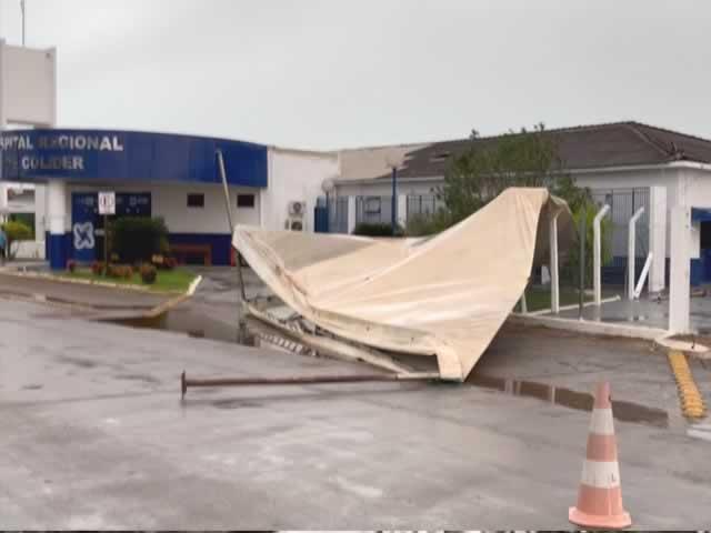 Hospital Regional de Colíder tem telhas arrancadas após passagem de tempestade