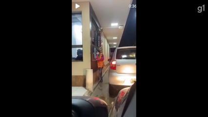 ”Lixo. Podre seu atendimento”, grita mulher a atendente do McDonald’s