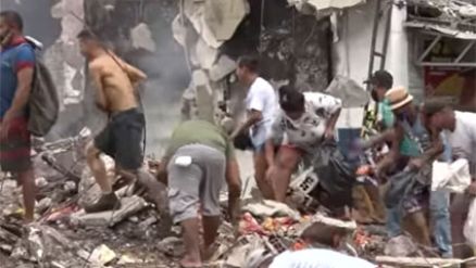 Moradores buscam alimentos em supermercado demolido após incêndio