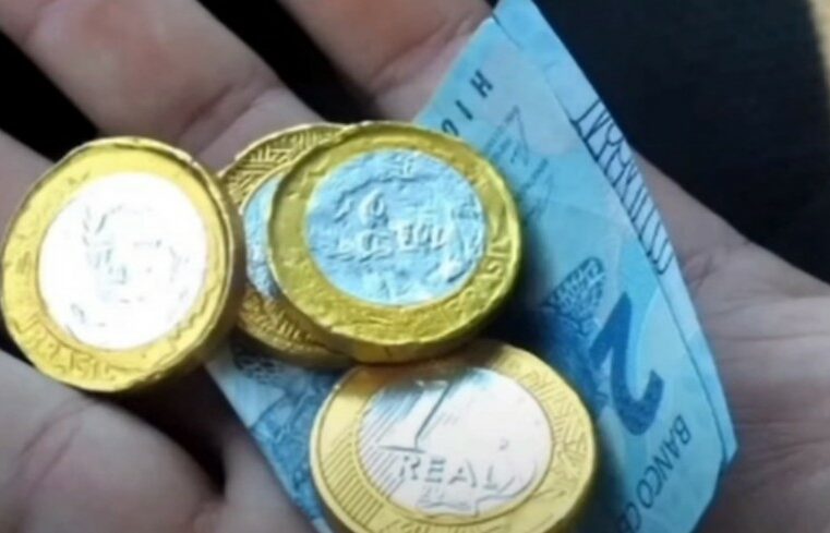 Motorista de aplicativo recebe moedas de chocolate achando ser dinheiro: ‘Só percebi agora’