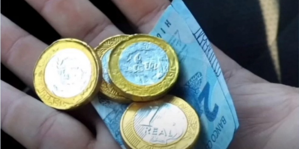 Motorista de aplicativo recebe moedas de chocolate achando ser dinheiro: ‘Só percebi agora’