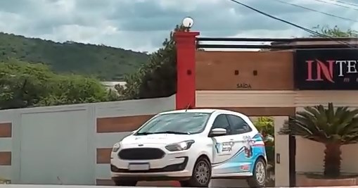 Funcionário público é demitido após ser flagrado ao deixar motel com carro de prefeitura no interior da Bahia