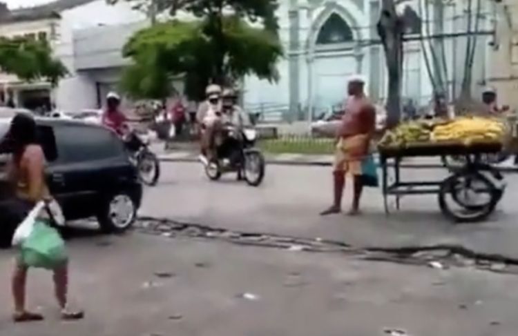 Mulher flagra marido dando rolê de moto com amante e também sobe na garupa; veja vídeo