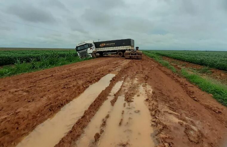 Caminhoneiros estão parados há 7 dias em atoleiros na MT-020