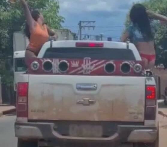 Mulheres só de calcinha dançam em janela de S10 em movimento em Cuiabá