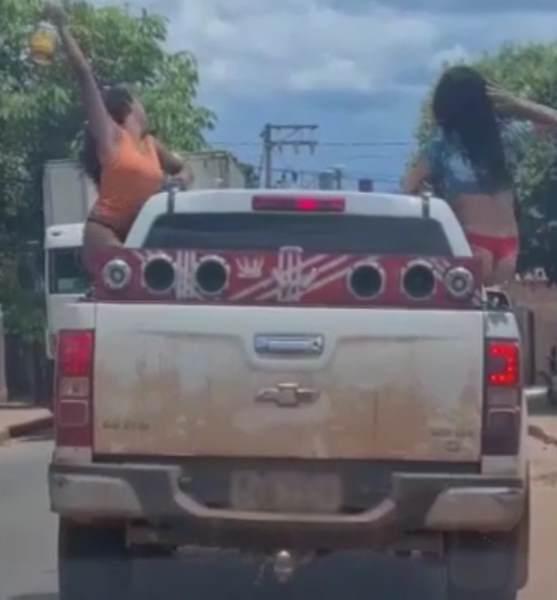 Mulheres só de calcinha dançam em janela de S10 em movimento em Cuiabá