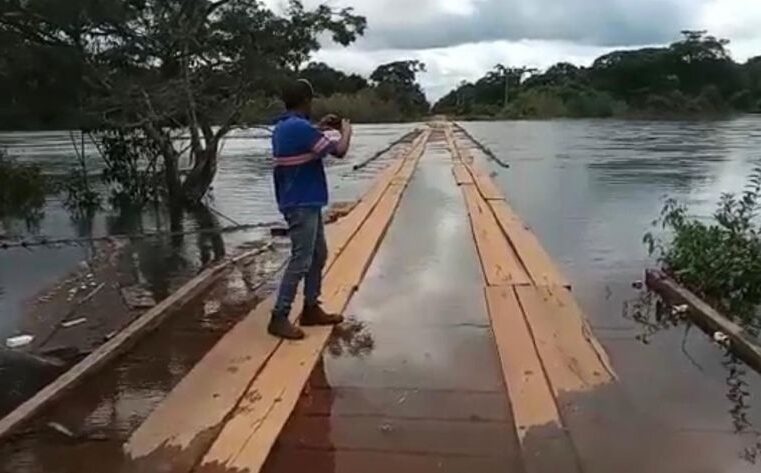 Ponte sob o Rio Fontoura fica praticamente submersa devido ás chuvas