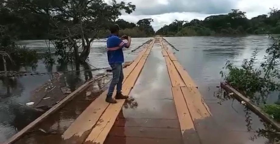 Ponte sob o Rio Fontoura fica praticamente submersa devido ás chuvas