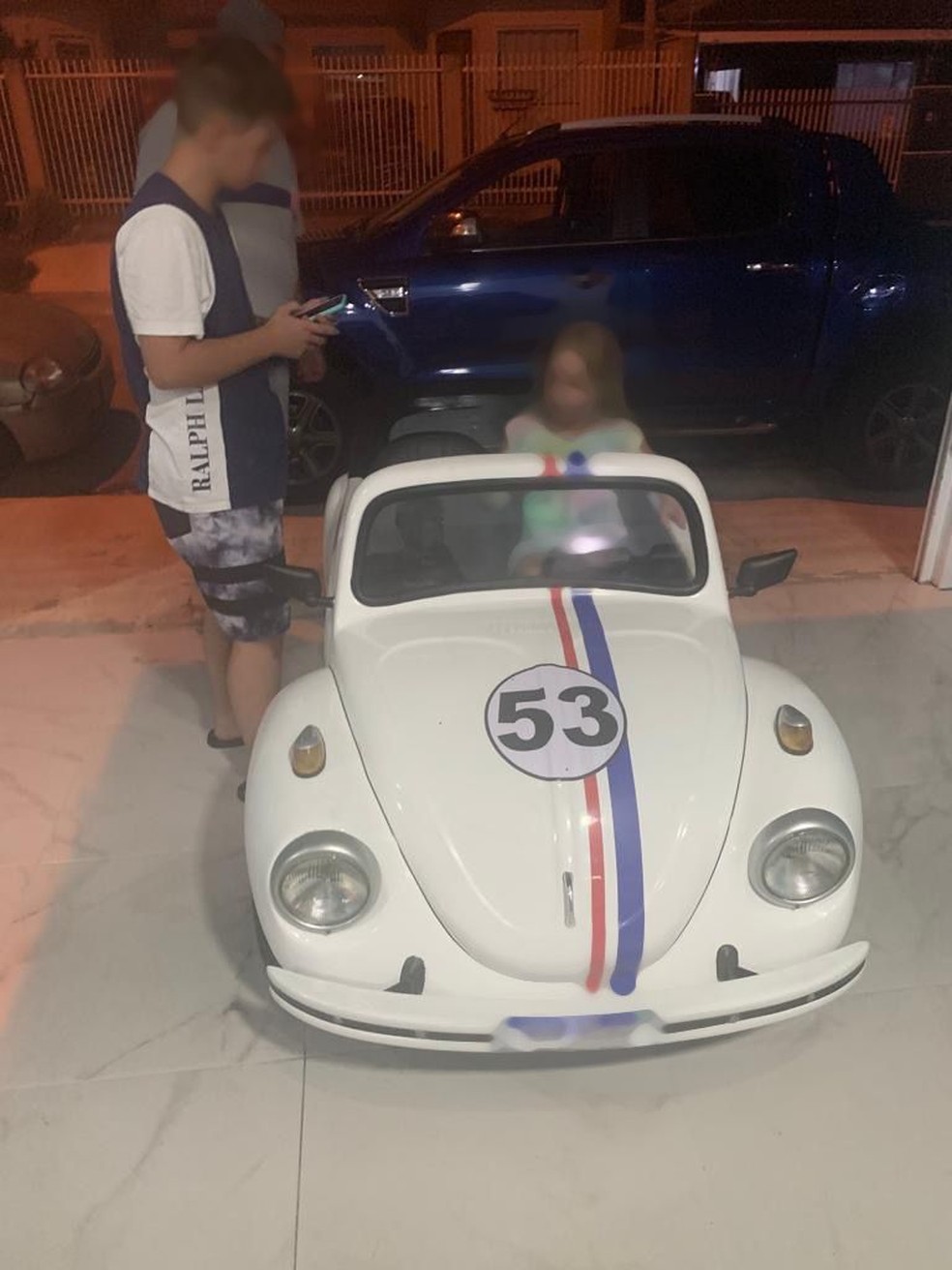 Carrinho de brinquedo de menina de 7 anos que circulava em rua de SC é guinchado pela polícia