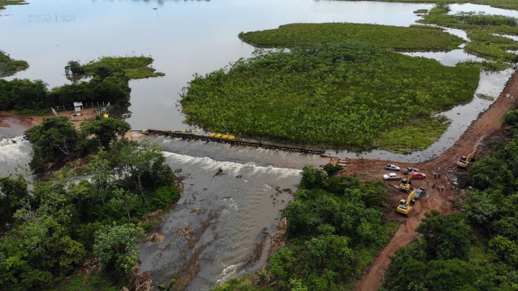 Risco de transbordamento de barragem em MT leva equipe de segurança a dar vazão à água para evitar nível mais crítico