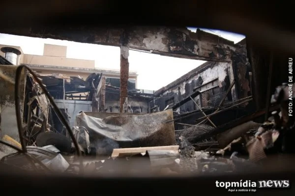 Bandidos ateiam fogo em salão de festa e fogem com portas e janelas de vidro