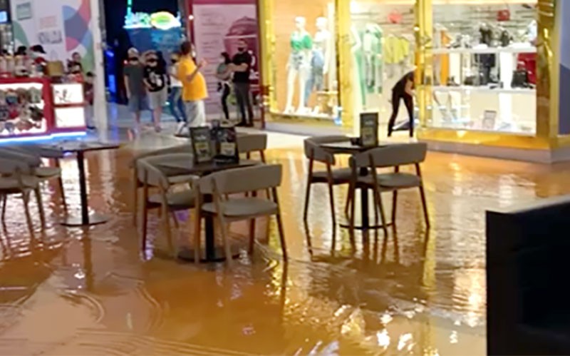 Shopping Sinop tem parte das lojas alagadas devido a problema em tubulação