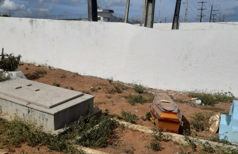 Três homens são presos após violar túmulo e tentar roubar caixão com corpo de idosa em cemitério de Natal