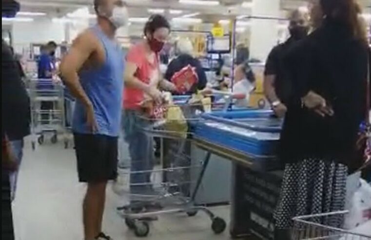 Mulher sem máscara briga e dá bolsada em cliente em supermercado no DF