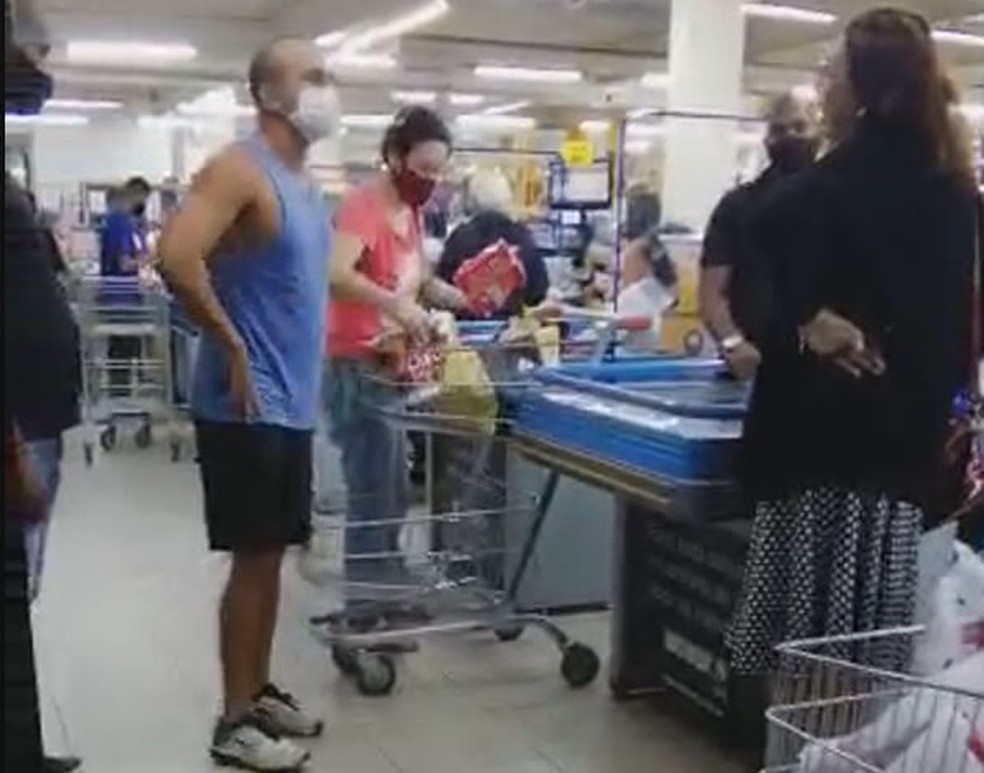 Mulher sem máscara briga e dá bolsada em cliente em supermercado no DF