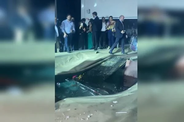 Piso quebra e advogados caem na piscina em show de Cesar Menotti no DF