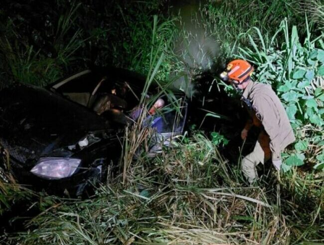 Idoso fica preso às ferragens após perder o controle do veículo e cair em vala na BR-163 em Guarantã do Norte