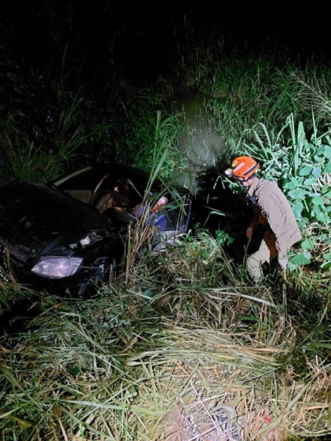 Idoso fica preso às ferragens após perder o controle do veículo e cair em vala na BR-163 em Guarantã do Norte