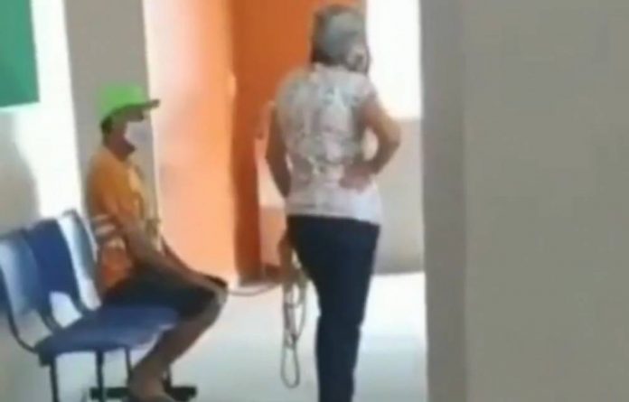 Mulher leva marido ‘antivacina’ amarrado para se imunizar