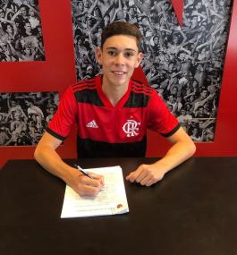 Com 18 anos, jogador de MT é contratado pelo Flamengo