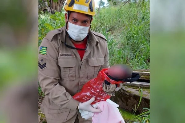 Recém-nascida é encontrada dentro de sacola em lote no Entorno do DF