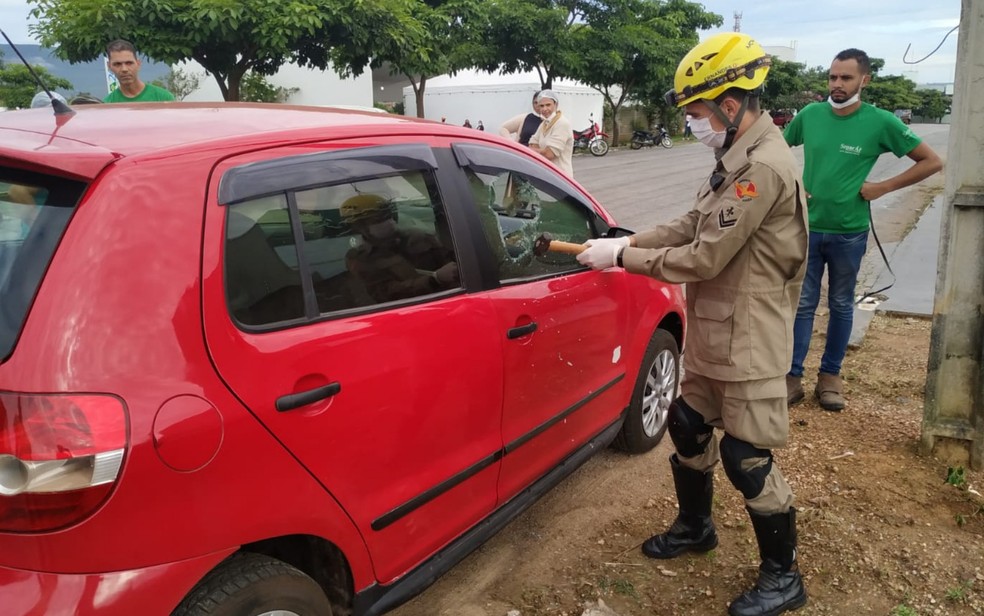 Bombeiros resgatam bebê que ficou preso em carro após mãe fechar veículo com chave dentro, em Goianésia