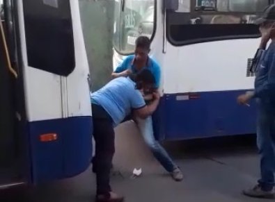 Motoristas de ônibus saem na porrada dentro de terminal em VG