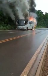 Ônibus com trabalhadores pega fogo em MT