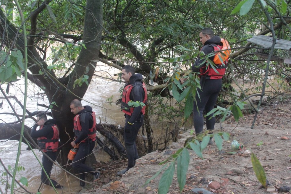 Pai espanca filha de 5 anos e a joga em rio de Ponte Nova, em Minas