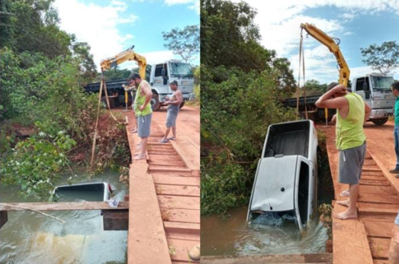 Caminhonete de prefeitura cai em rio ao tentar desviar de caminhão