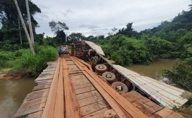 Alta Floresta: carreta carregada com soja tomba ao passar por ponte em estrada vicinal
