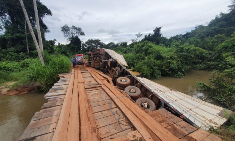 Alta Floresta: carreta carregada com soja tomba ao passar por ponte em estrada vicinal