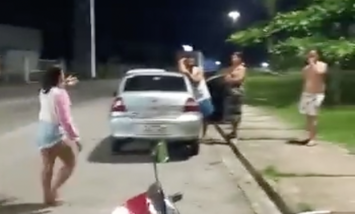 Esposa flagra o marido saindo da ‘Casa das Primas’ e bate o veículo ao seguir ele igual doida