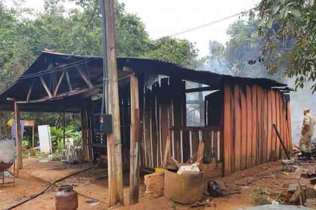 Casa de madeira fica destruída após pegar fogo em Sorriso